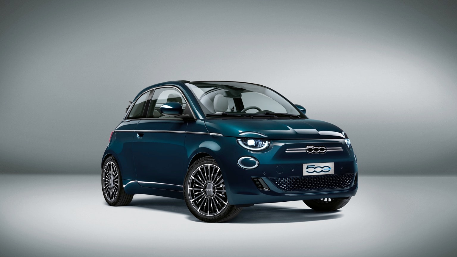 une petite voiture bleue sur fond gris