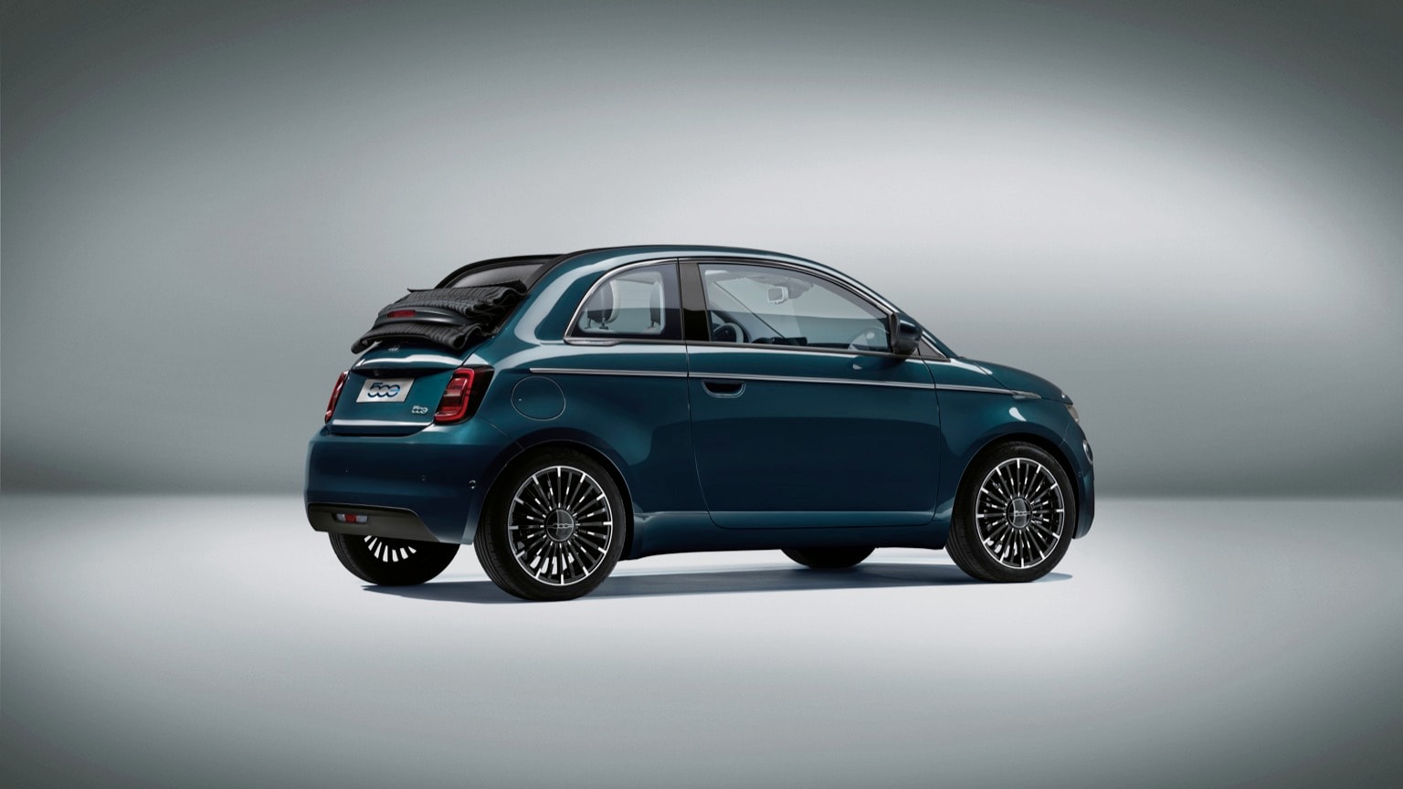 une petite voiture bleue avec un toit noir