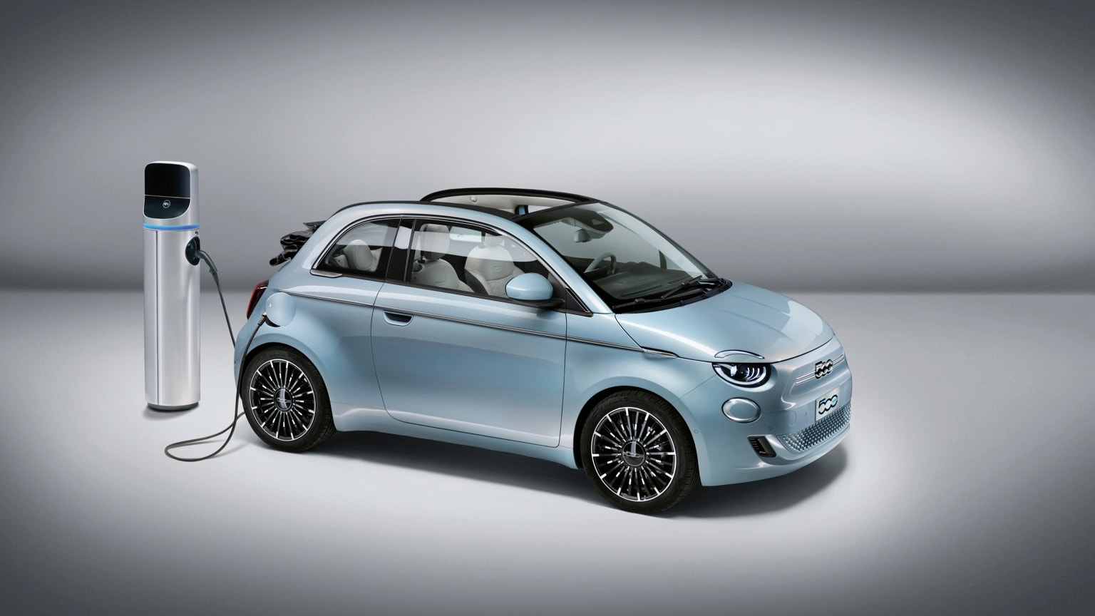 une petite voiture avec un chargeur électrique