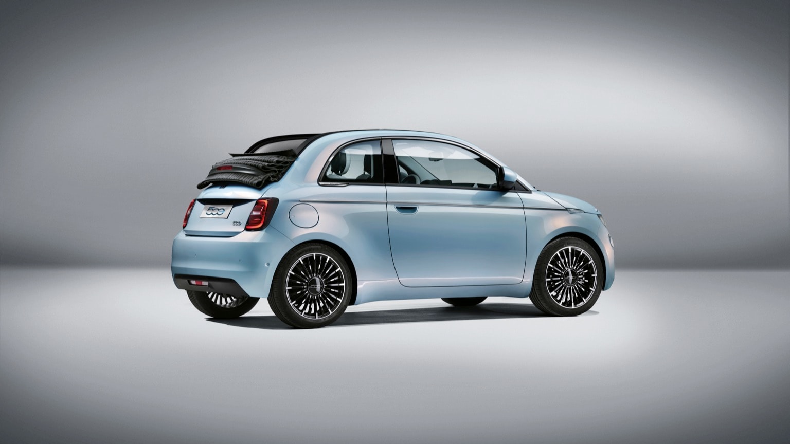 une petite voiture bleue avec un toit noir