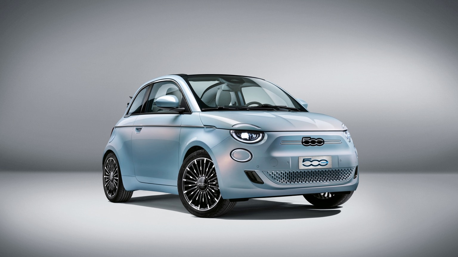 une petite voiture bleue avec des jantes noires