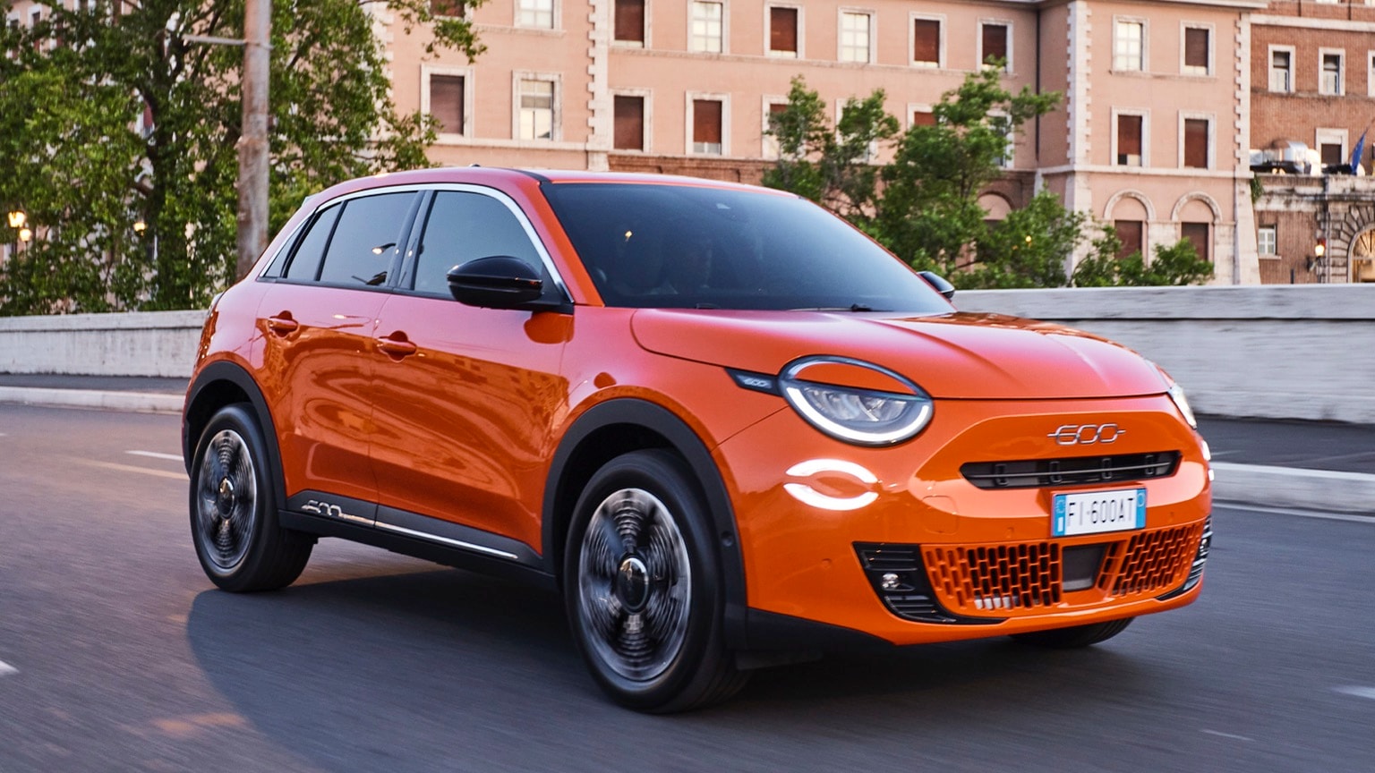 une voiture orange sur la route