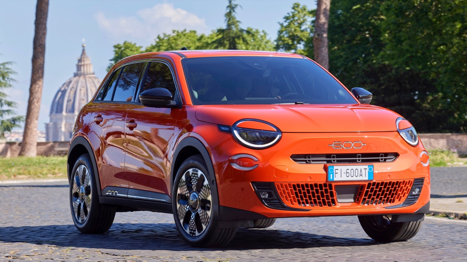 une voiture rouge sur une route