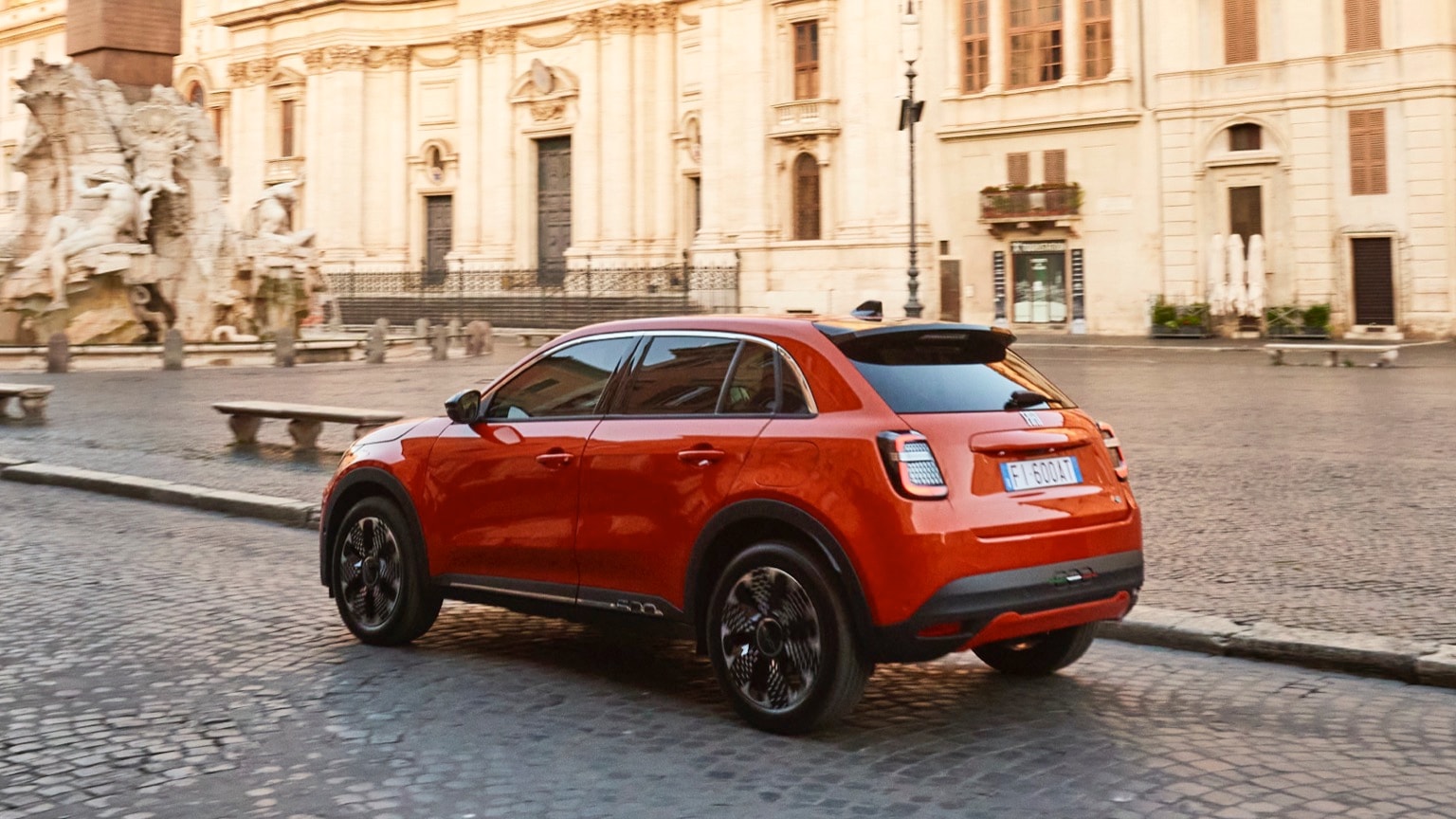 une voiture rouge dans une rue