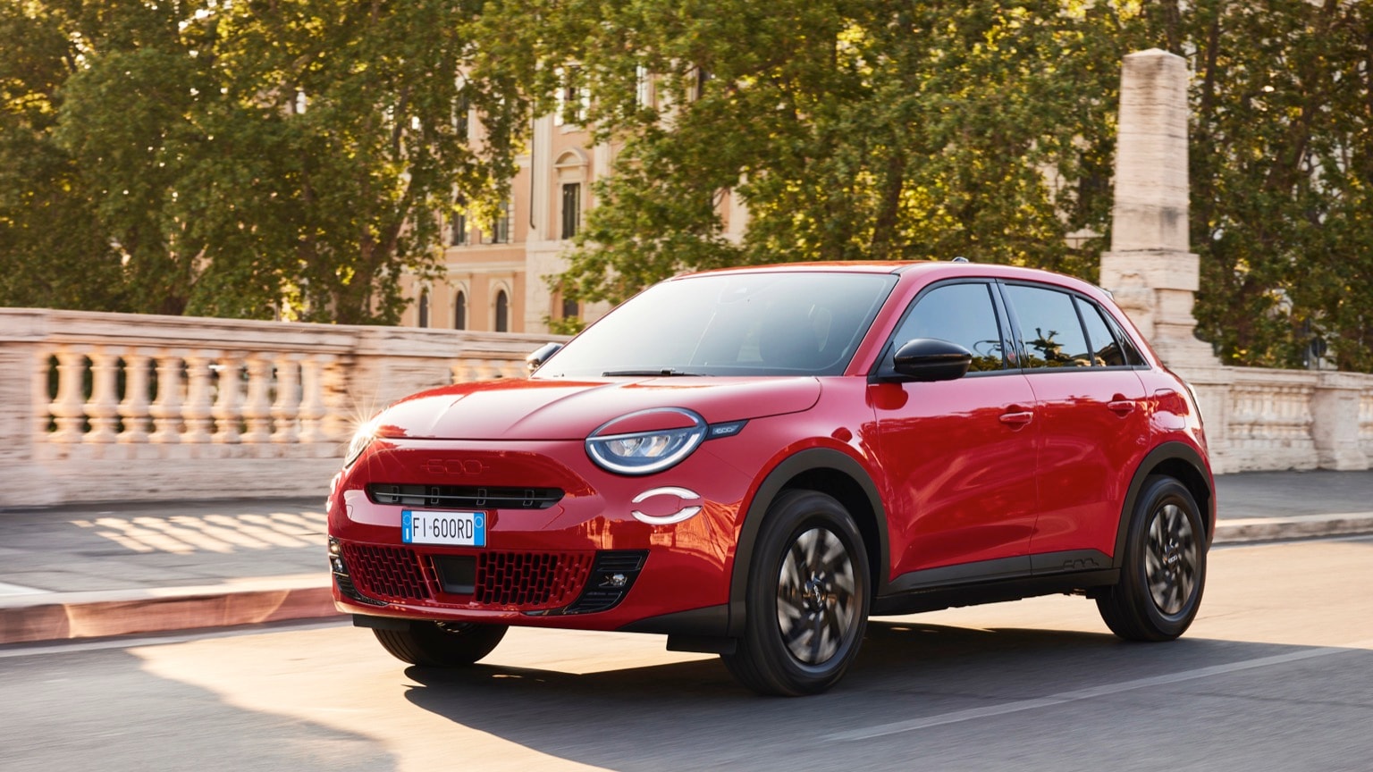 une voiture rouge roulant sur une route