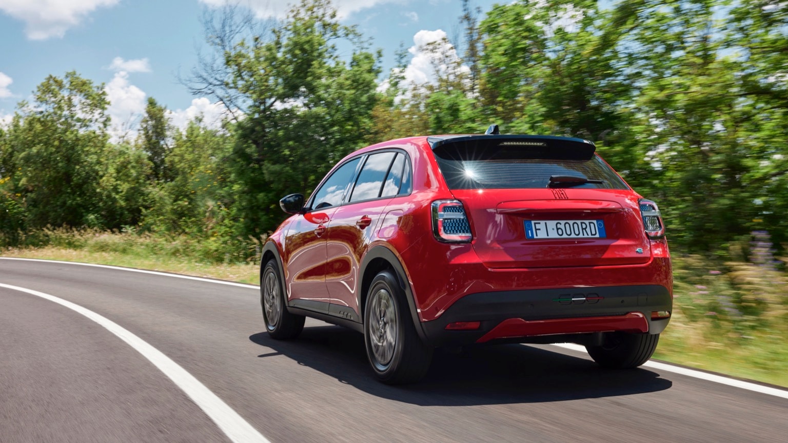une voiture rouge sur une route