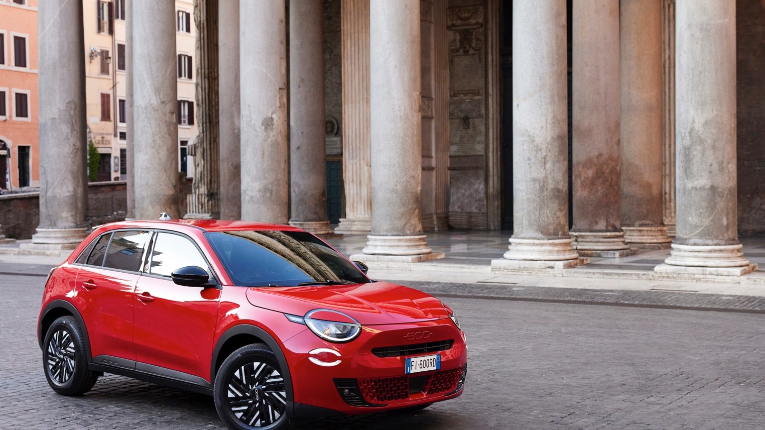 une voiture rouge dans la rue
