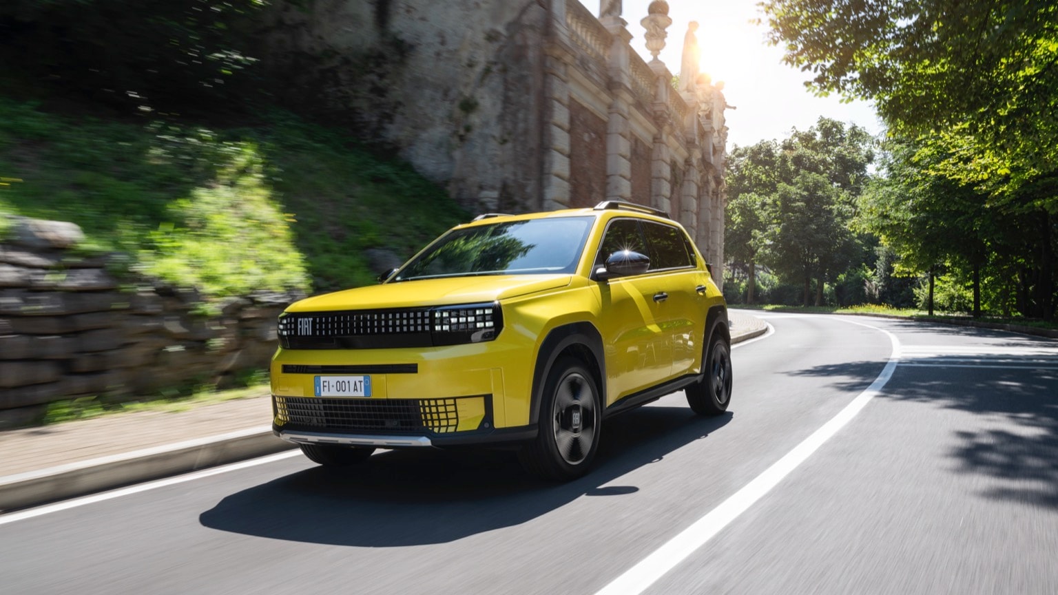 une voiture jaune roulant sur une route