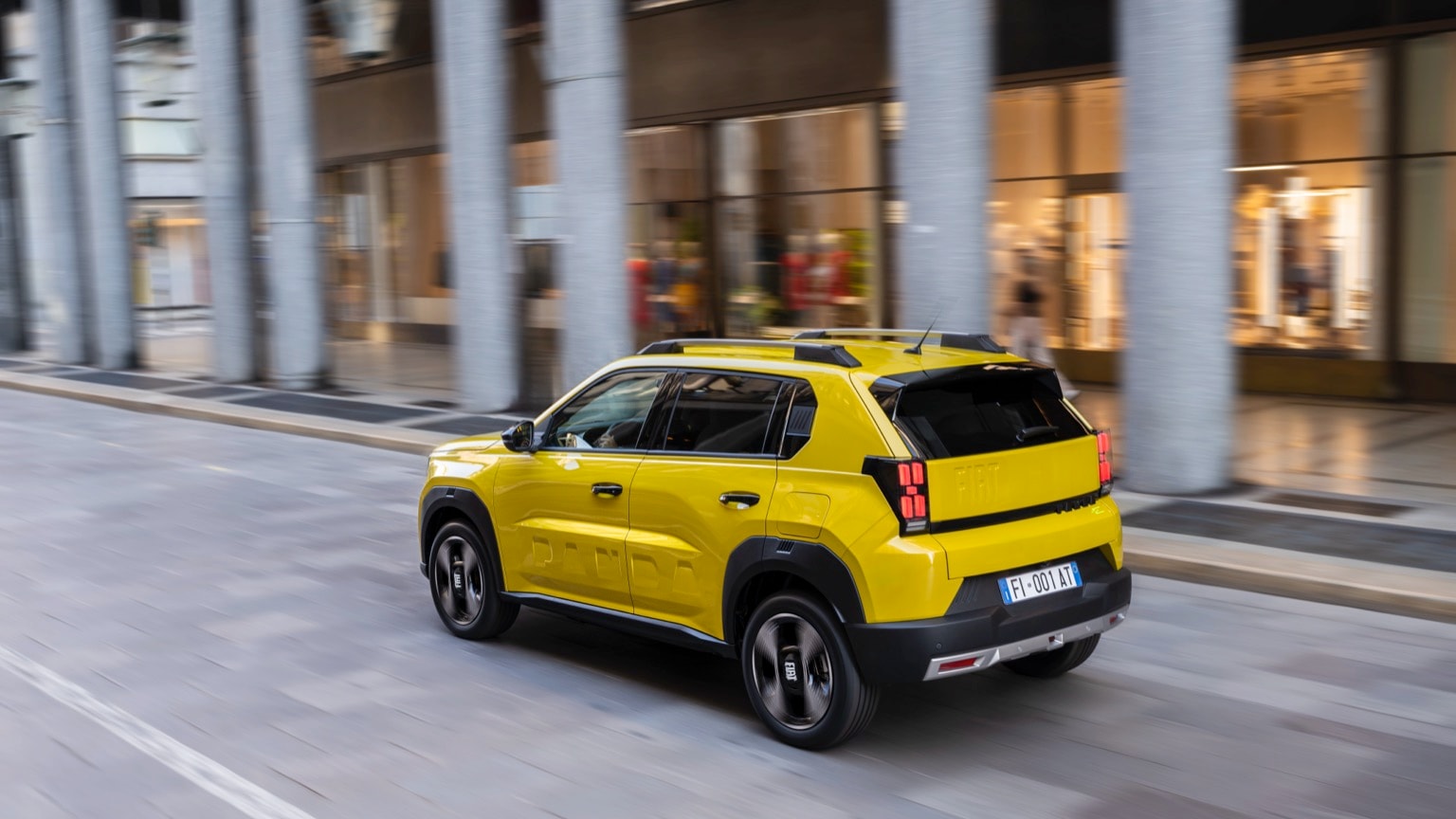 une voiture jaune dans la rue