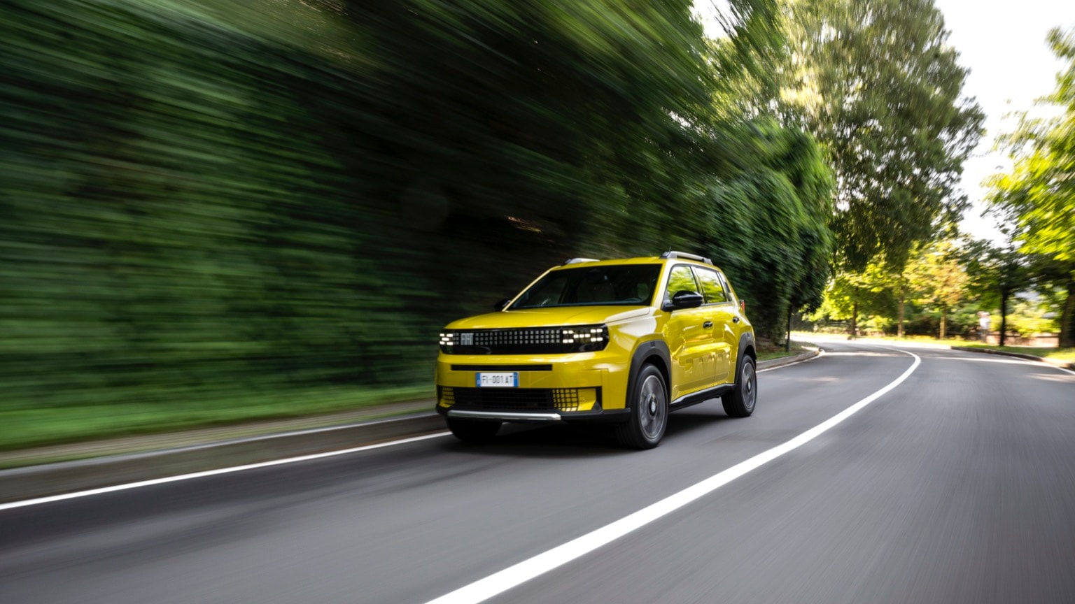 une voiture jaune roulant sur une route