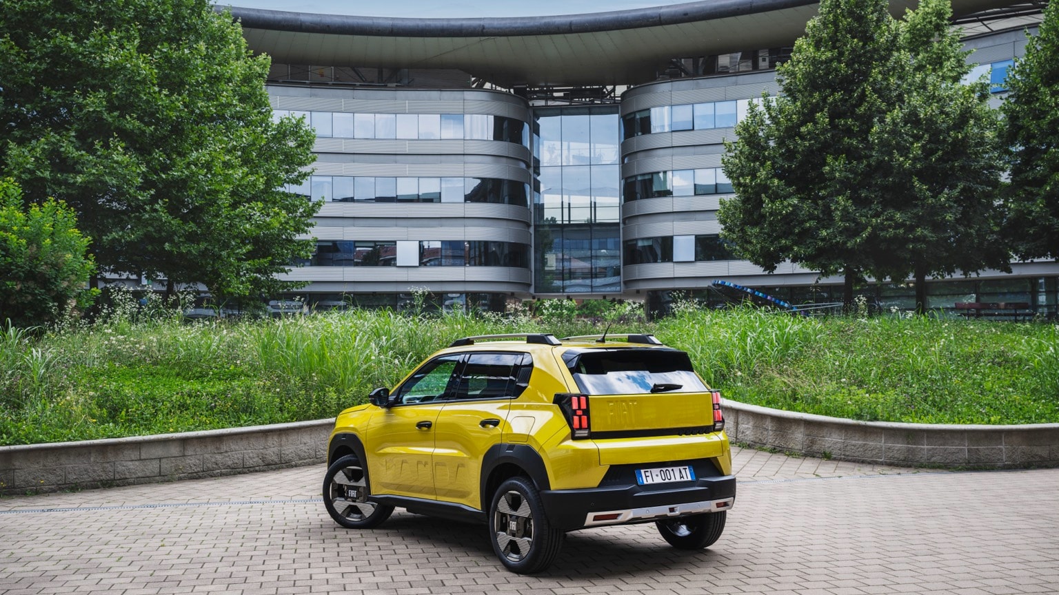 une voiture jaune garée devant un bâtiment