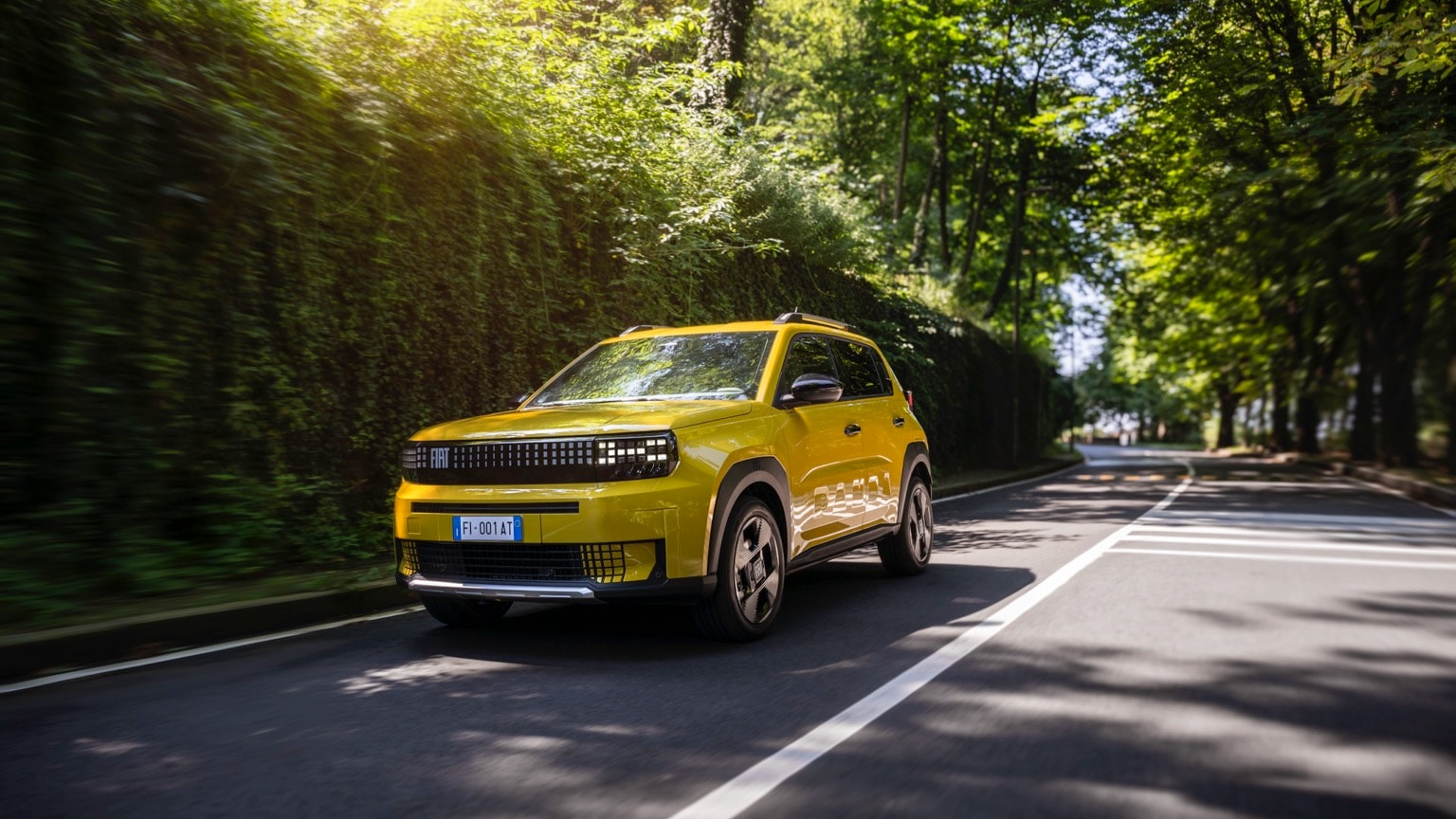 une voiture jaune sur une route