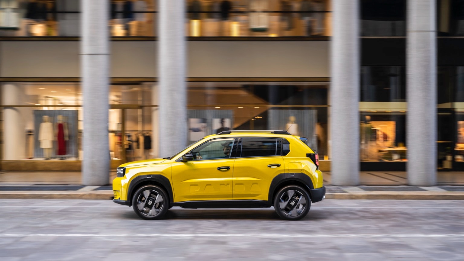 une voiture jaune dans la rue