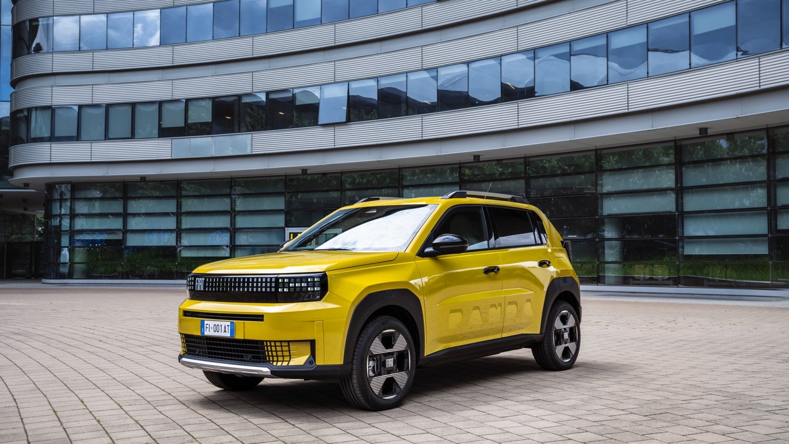 une voiture jaune garée devant un bâtiment