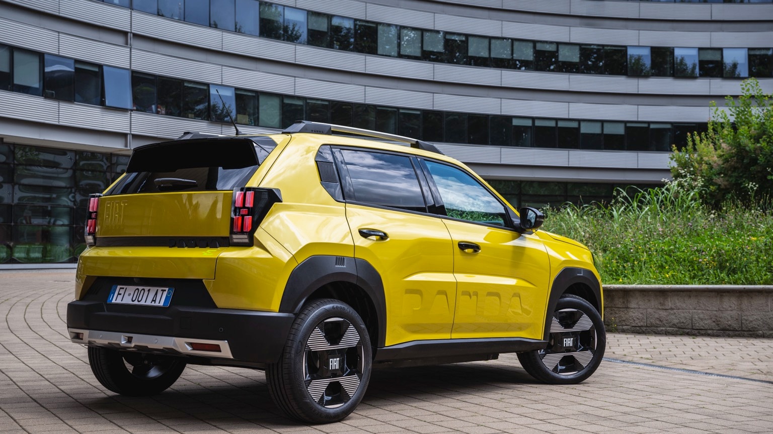 une voiture jaune garée devant un bâtiment