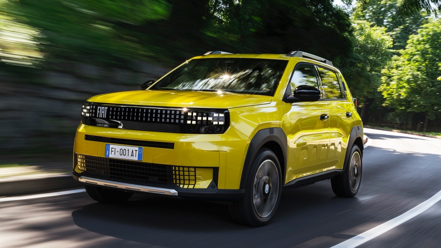 une voiture jaune roulant sur une route