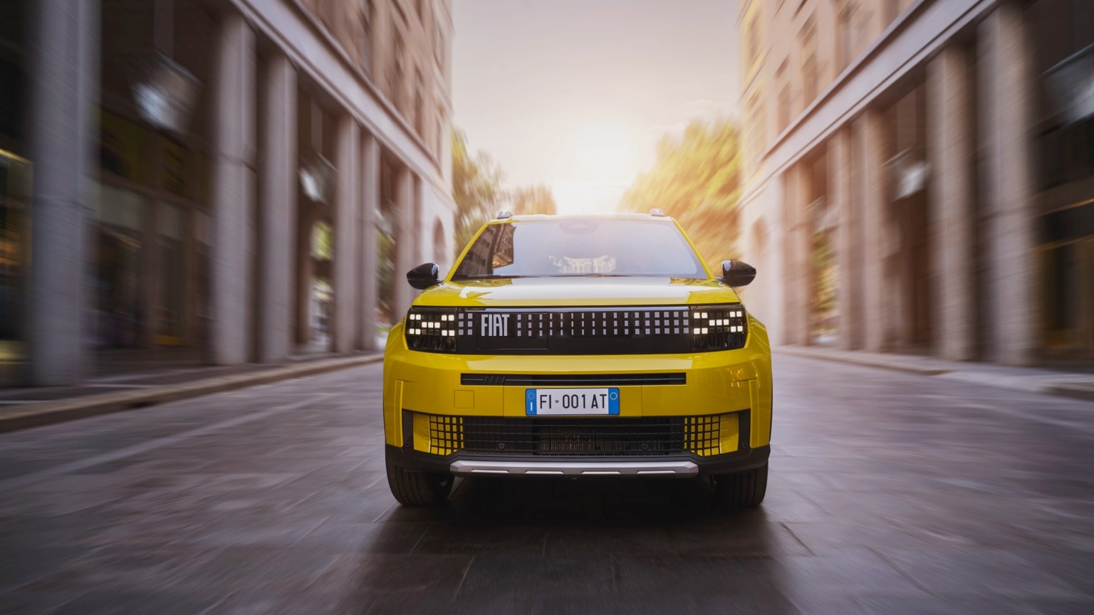 une voiture jaune dans une rue