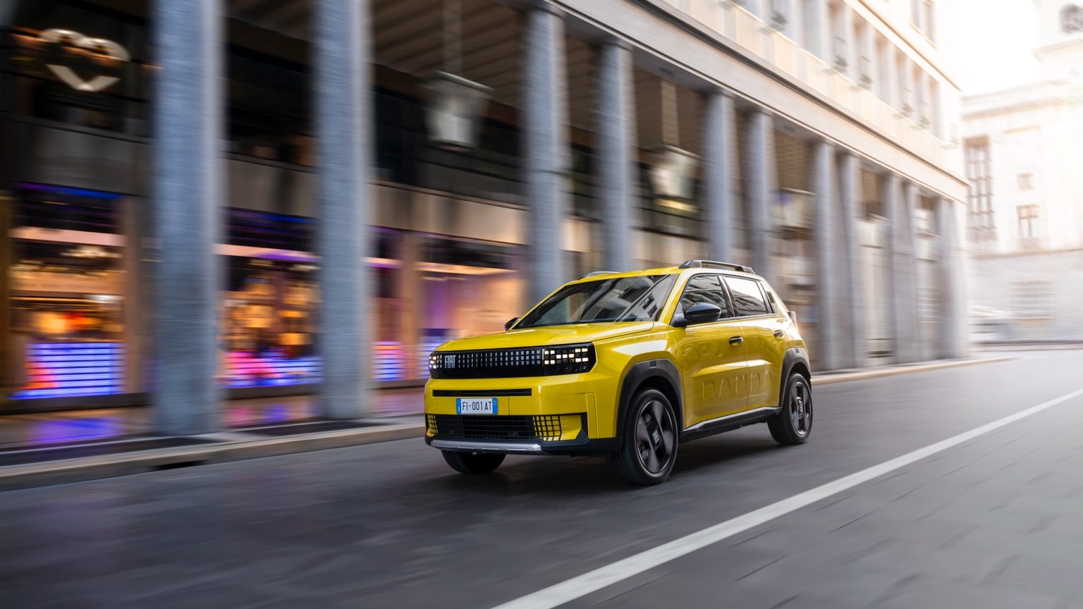 une voiture jaune descendant la rue