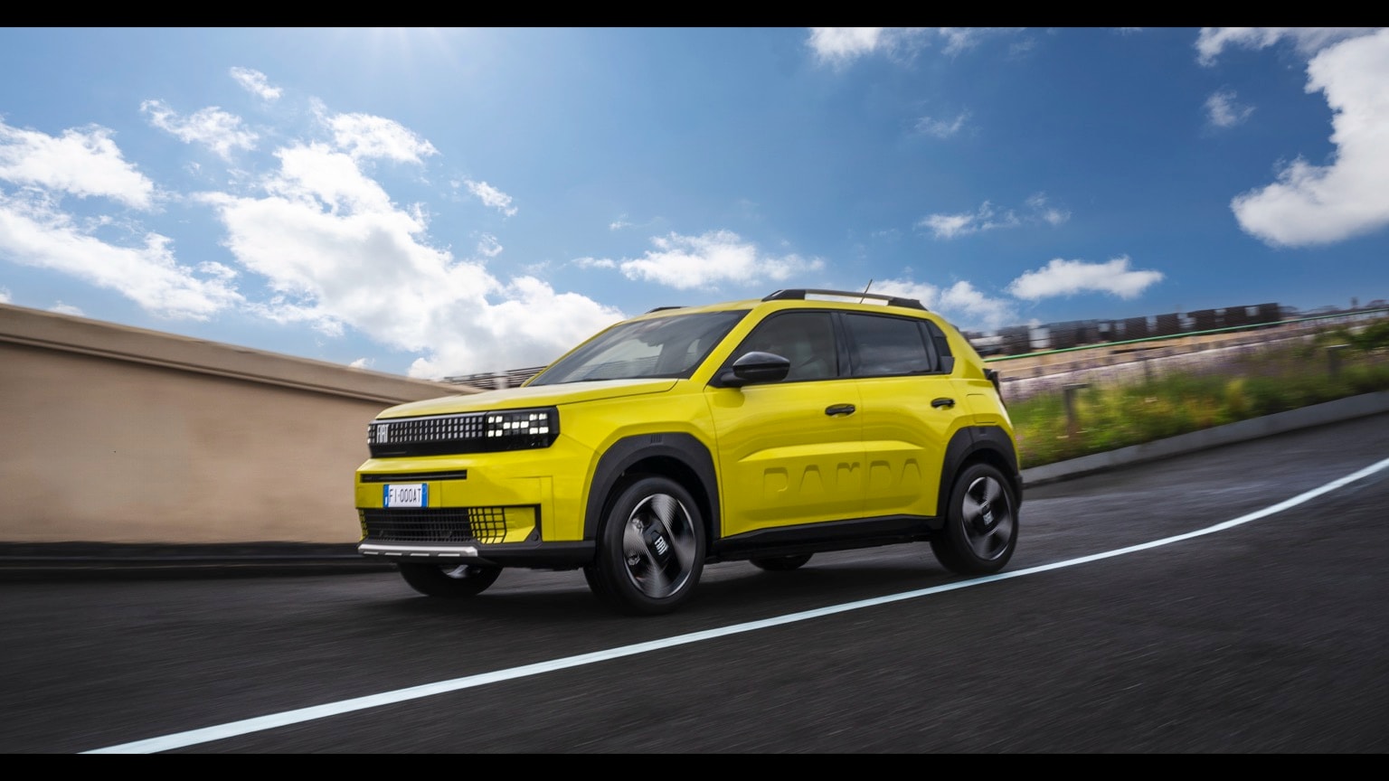 une voiture jaune sur une route