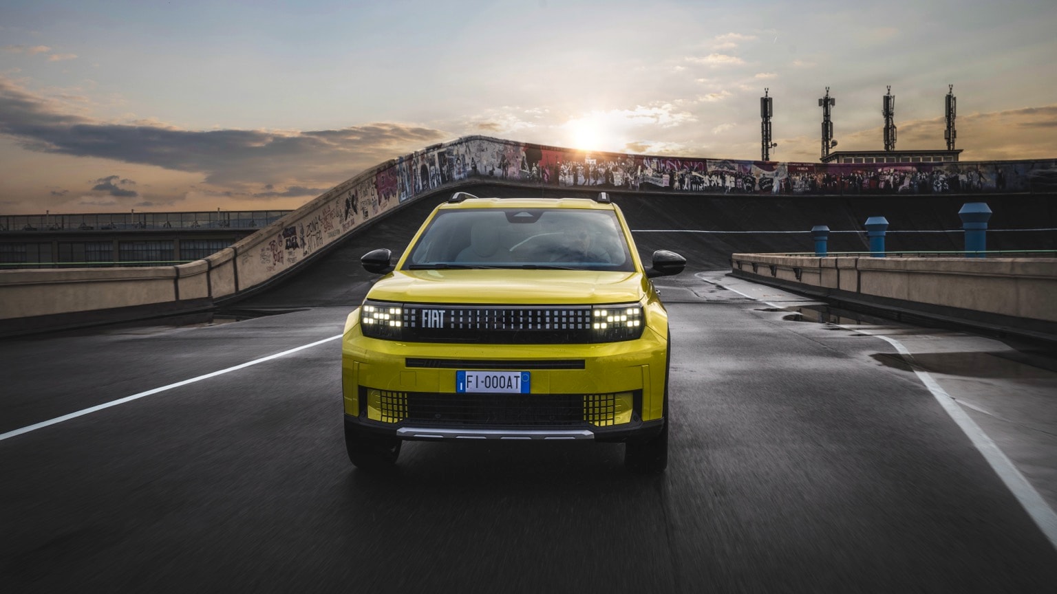 une voiture jaune sur une route