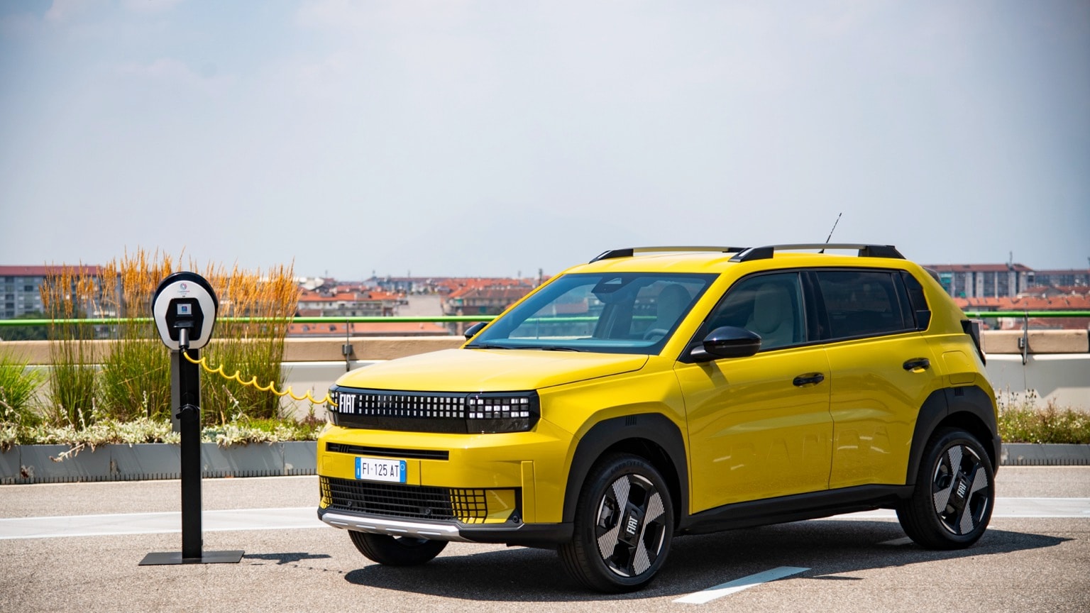 une voiture jaune garée dans un parking