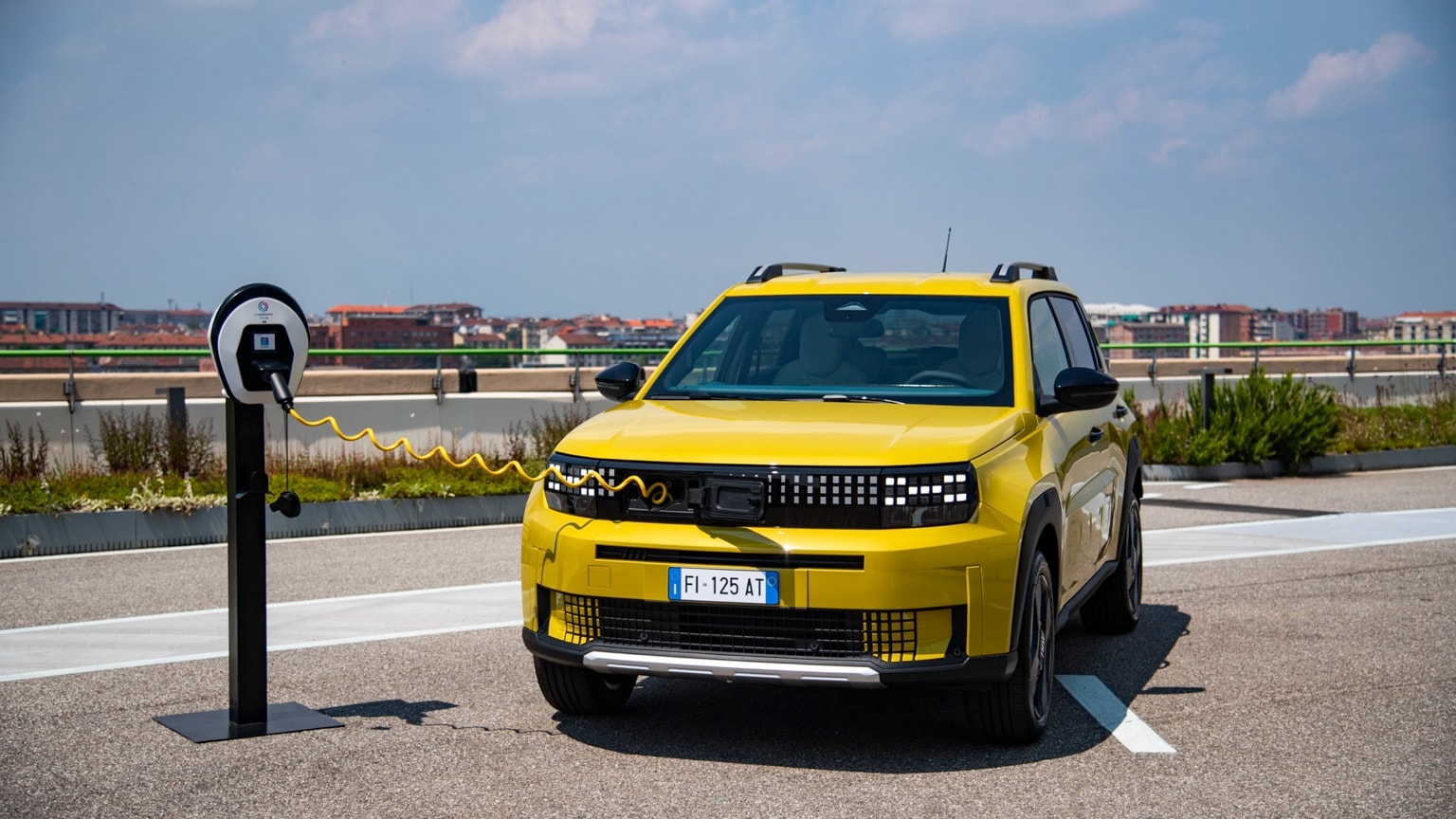 une voiture jaune garée sur une route
