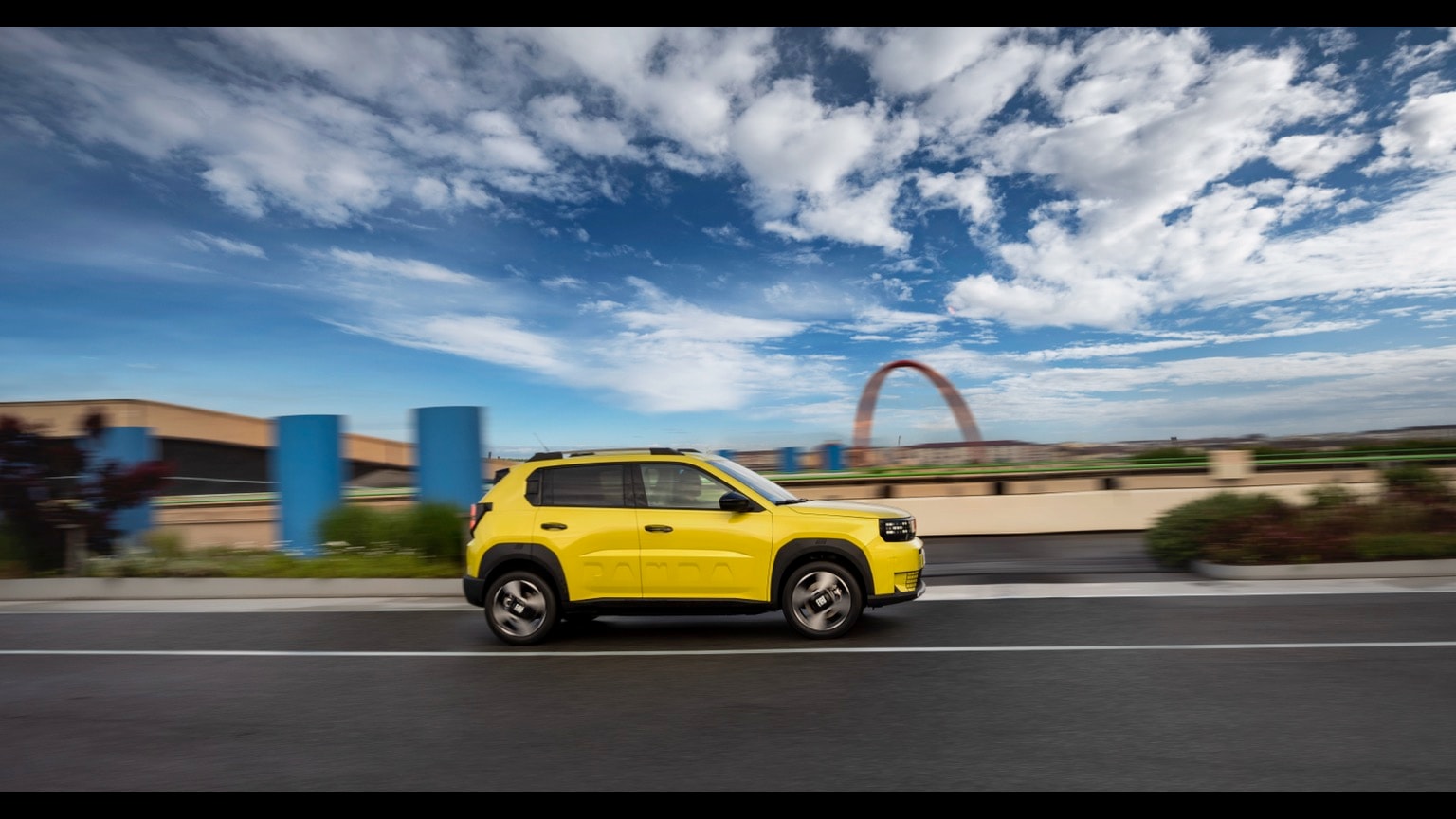 une voiture jaune sur la route