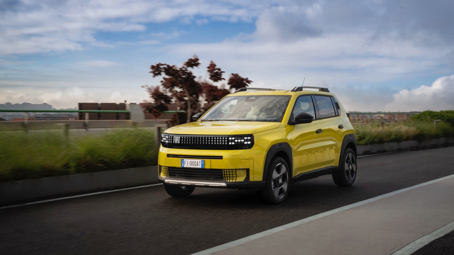 une voiture jaune sur une route