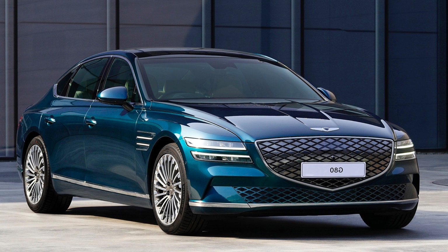 une voiture bleue garée devant un bâtiment