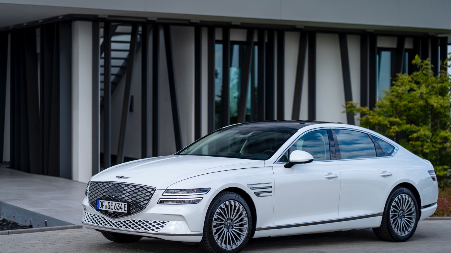 une voiture blanche garée devant un bâtiment