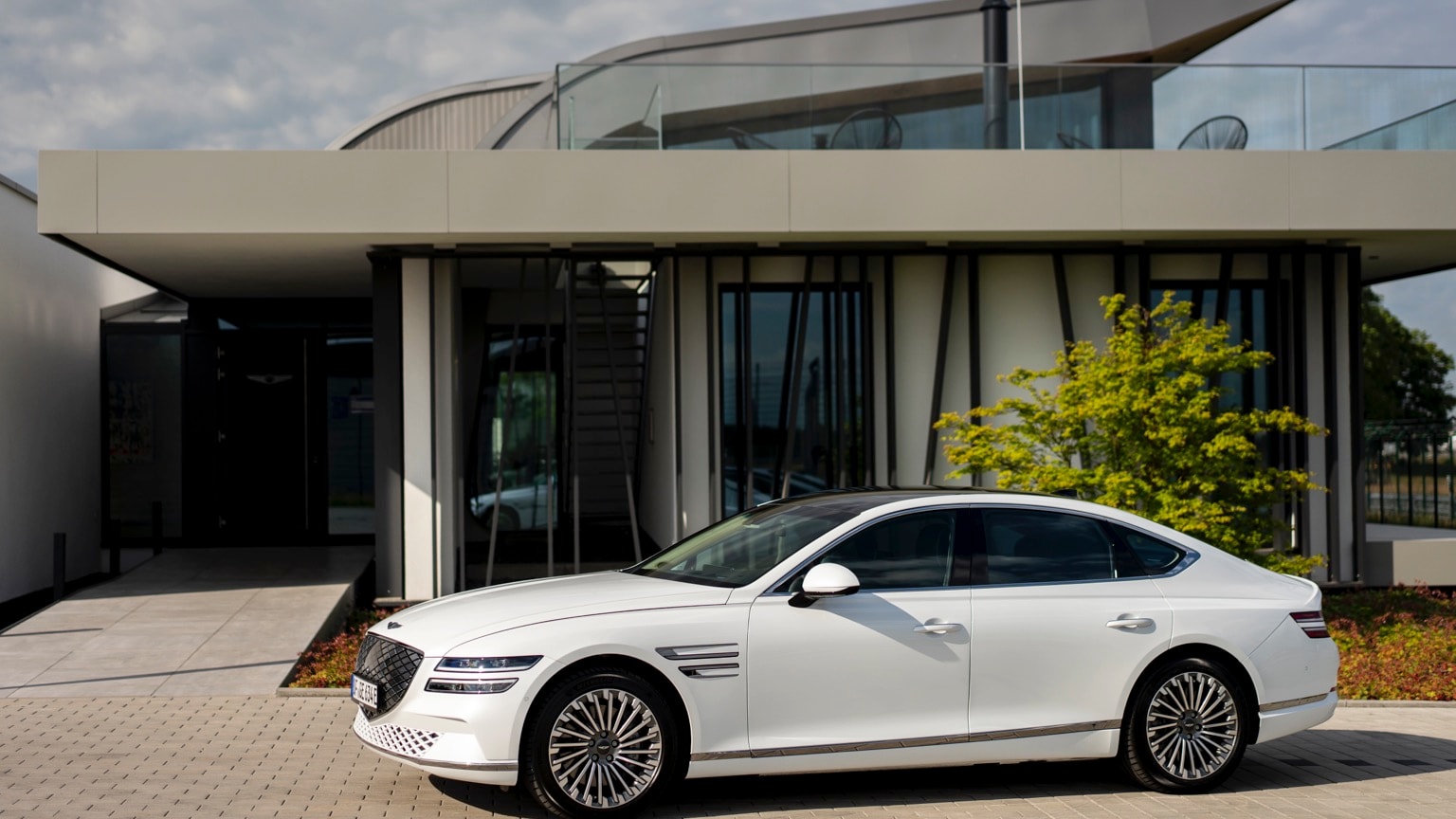 une voiture blanche garée devant un bâtiment