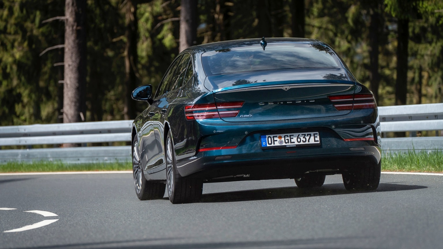 une voiture sur la route
