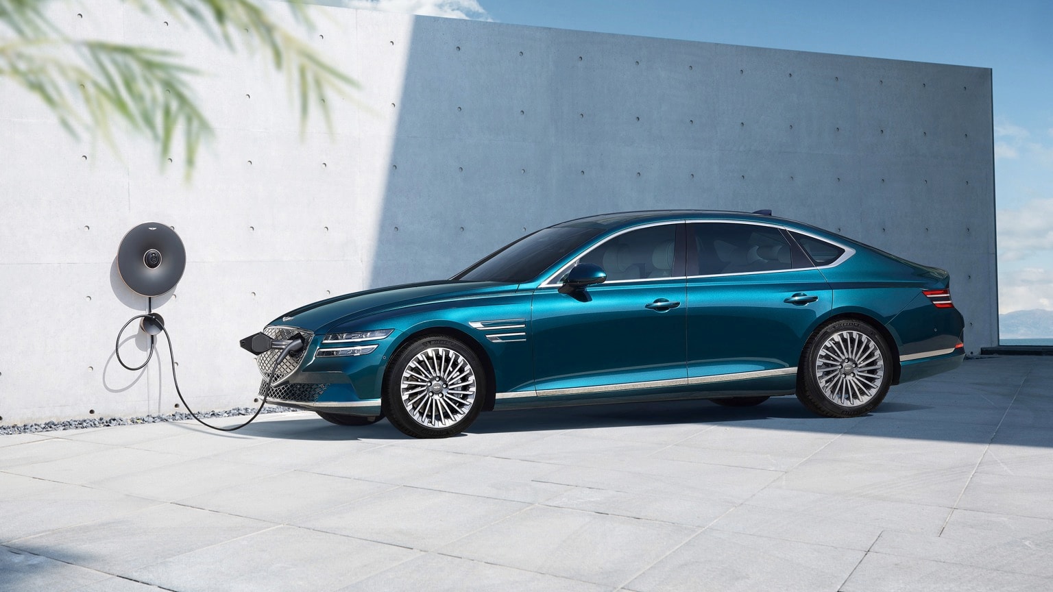 une voiture bleue avec une prise électrique