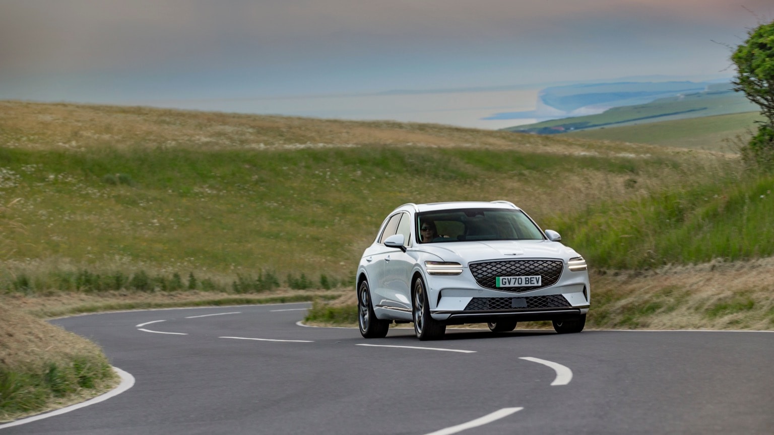 une voiture roulant sur une route