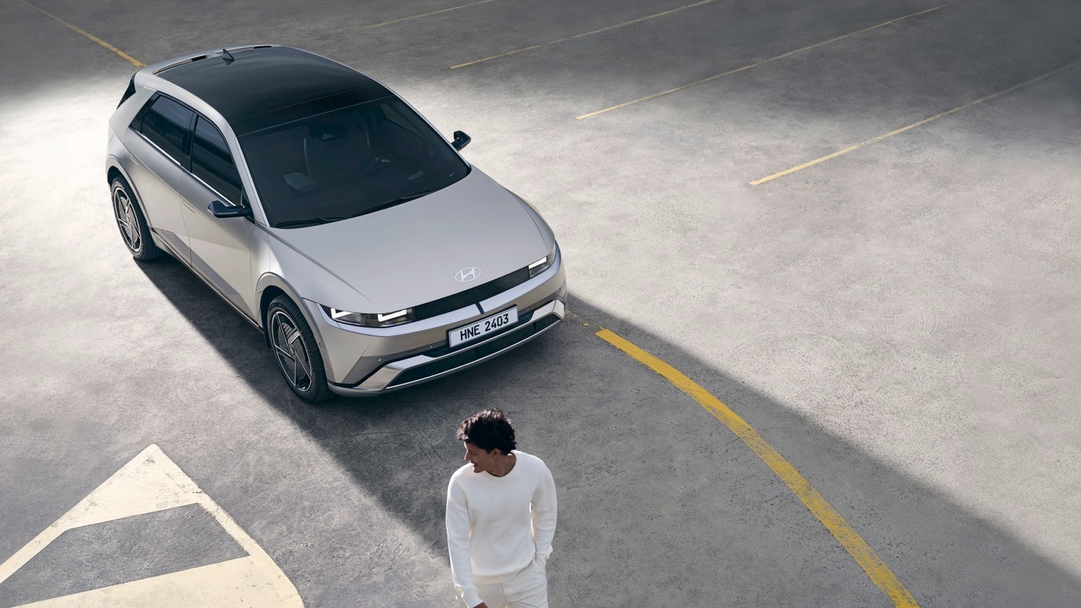 un homme marchant dans un parking