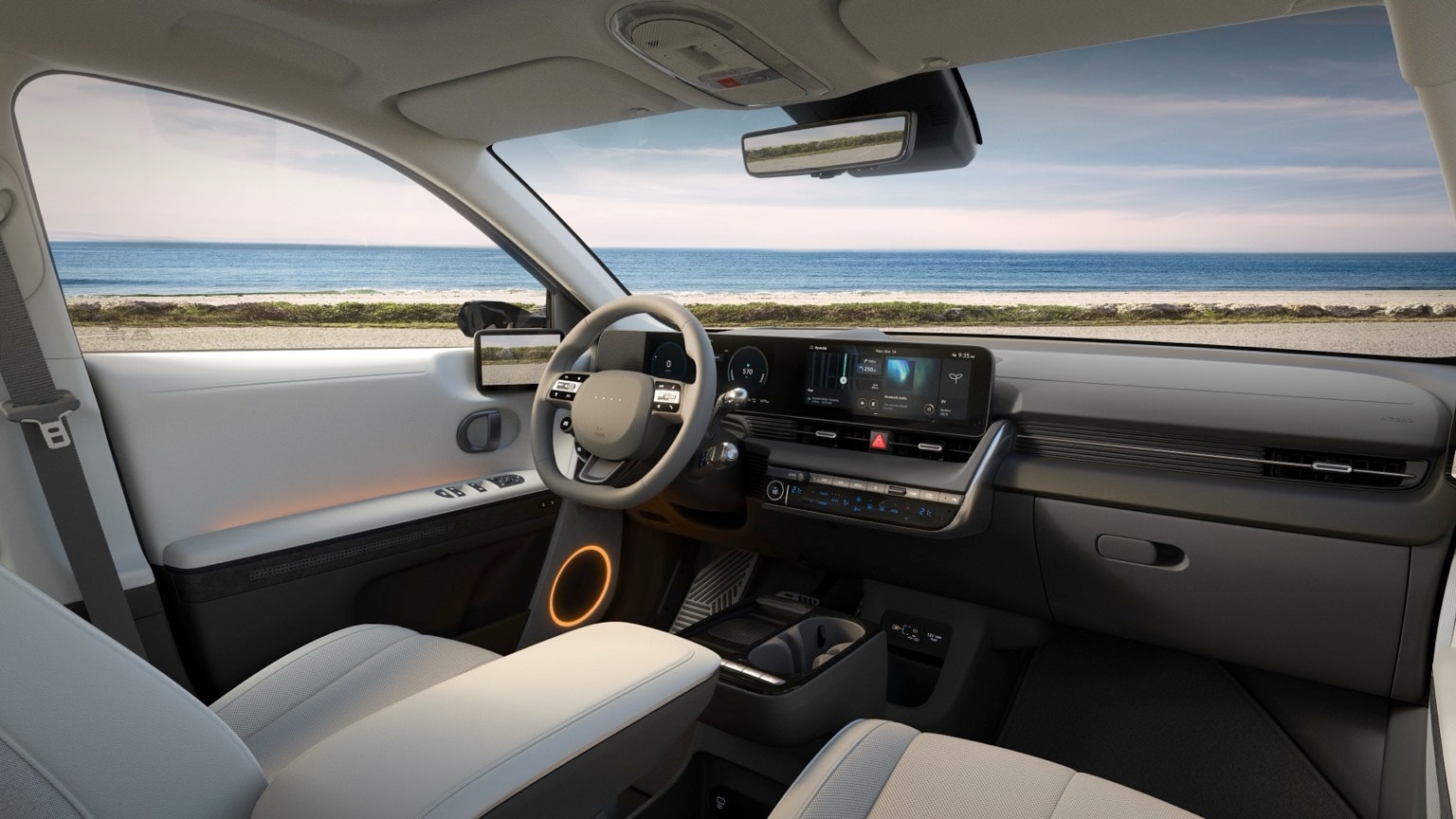 l'intérieur d'une voiture avec vue sur l'océan