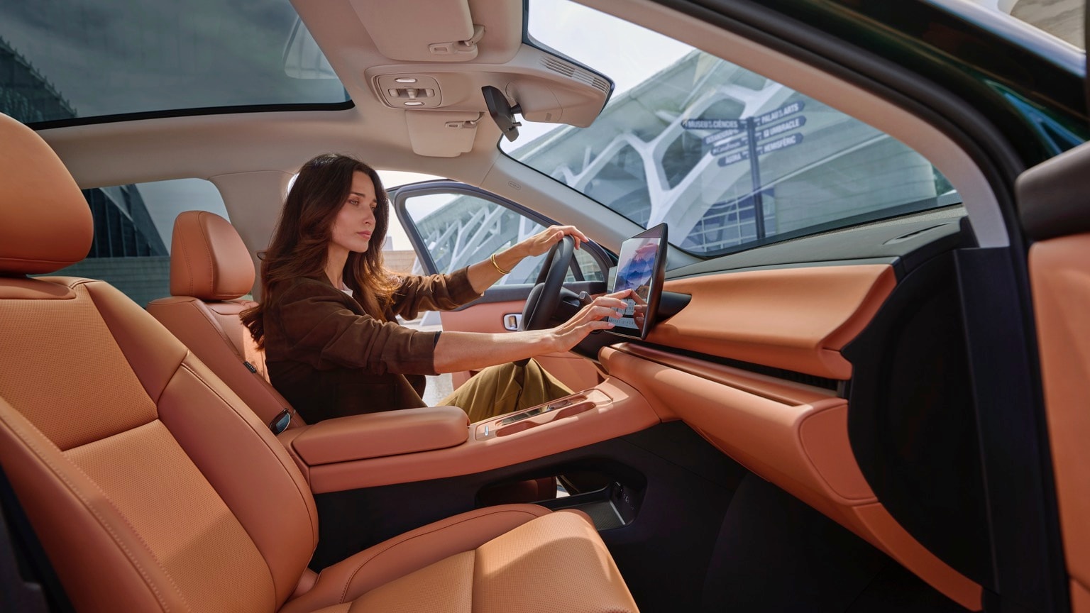 une femme dans une voiture