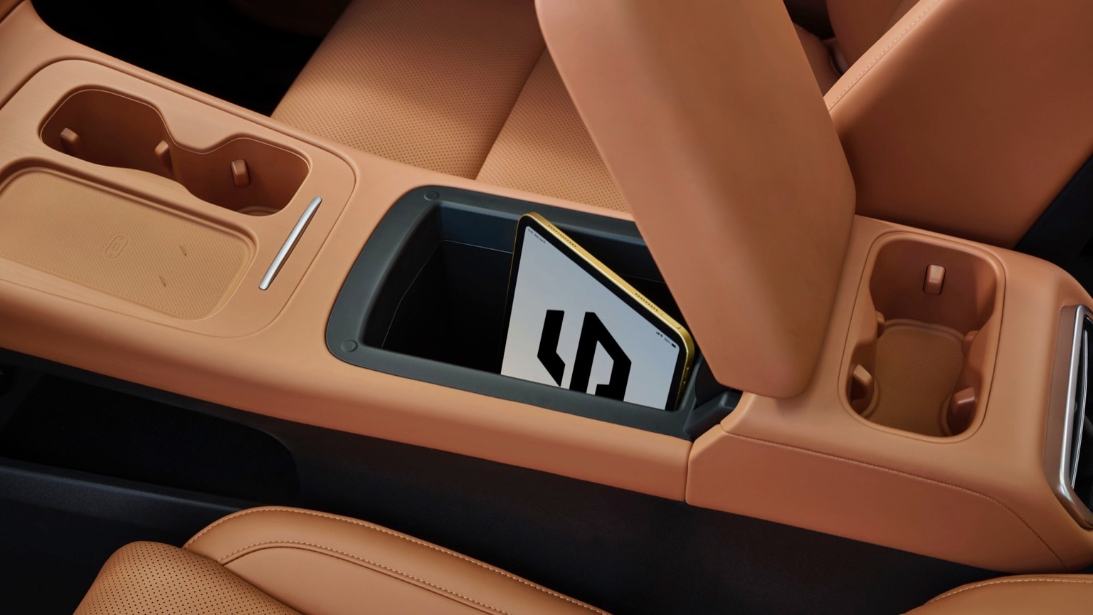 l'intérieur d'une voiture avec un porte-gobelet