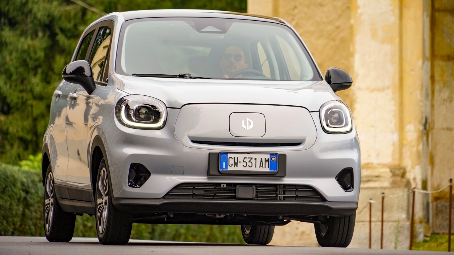 un homme conduisant une voiture