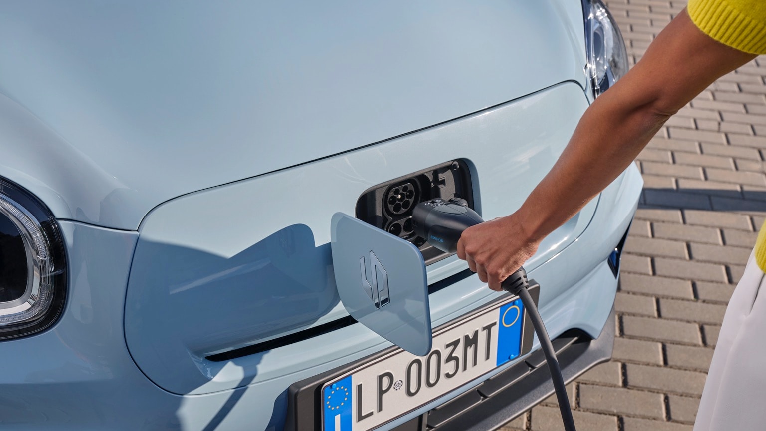 une personne chargeant une voiture