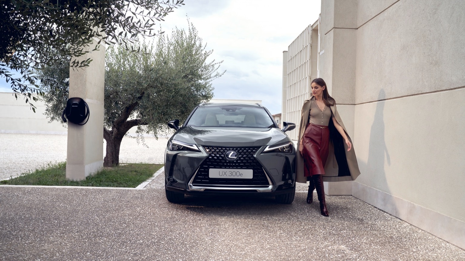 une femme à côté d'une voiture