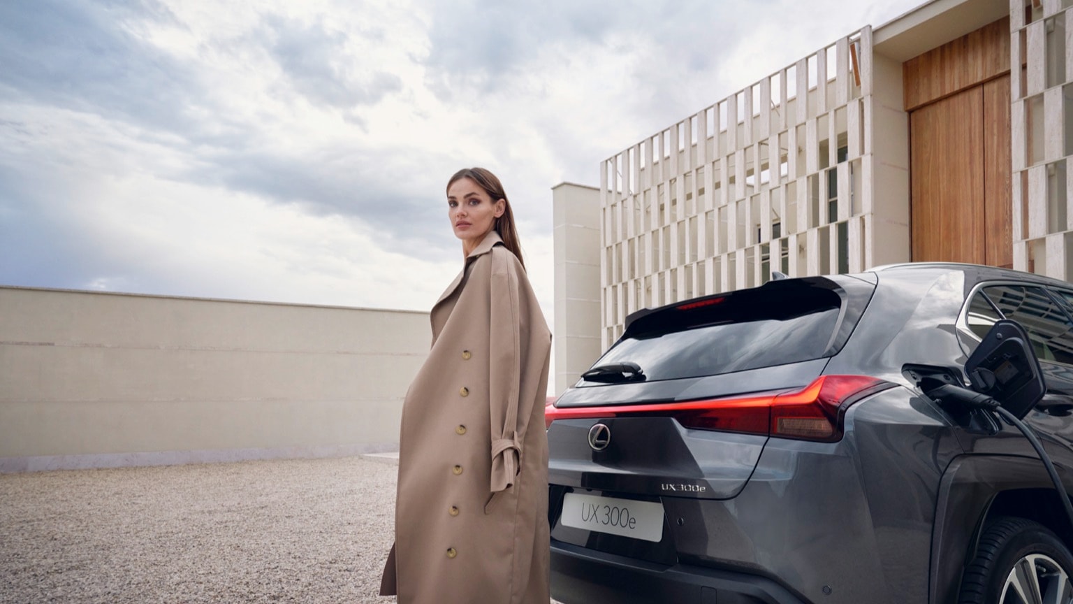 une femme à côté d'une voiture