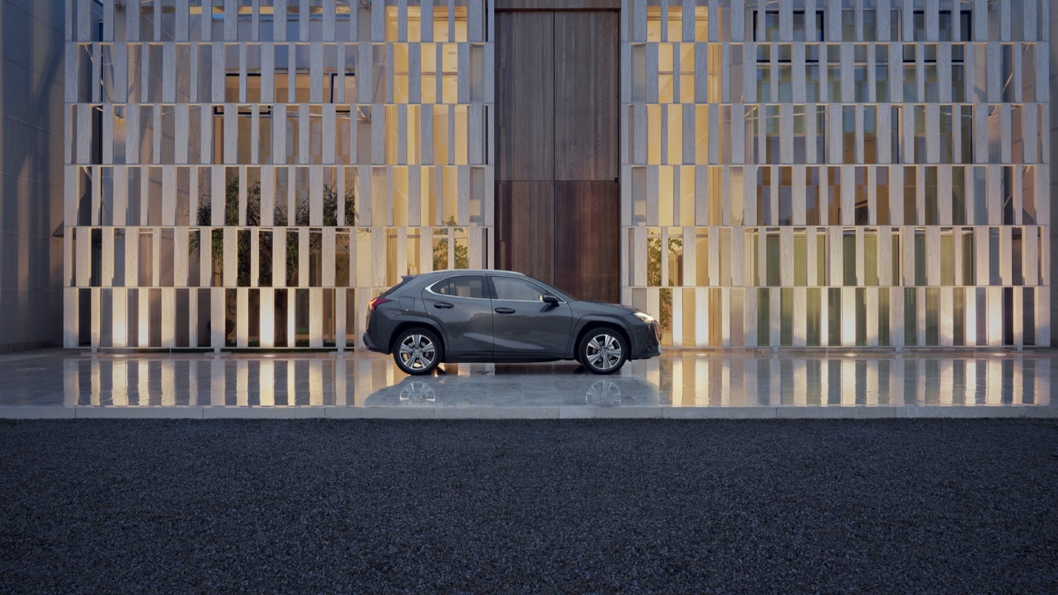 une voiture garée devant un bâtiment