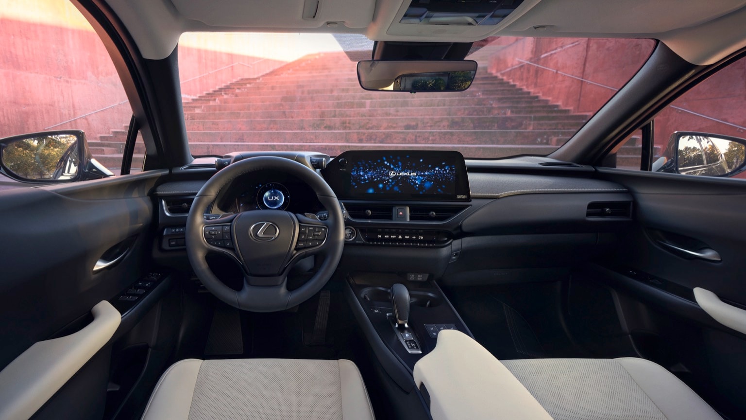 l'intérieur d'une voiture avec un volant et un écran