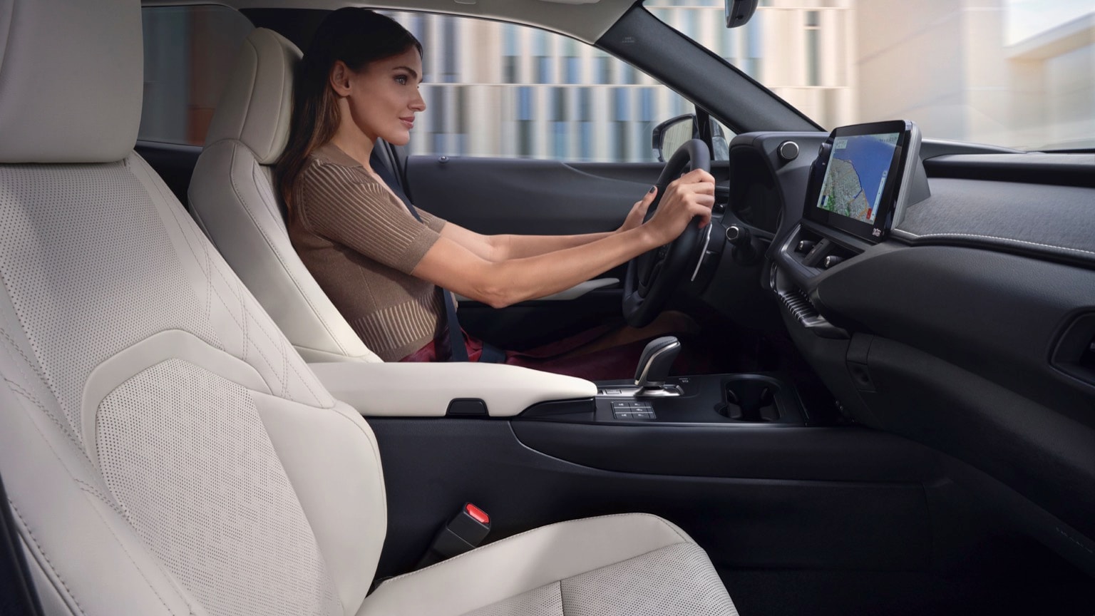 une femme conduisant une voiture