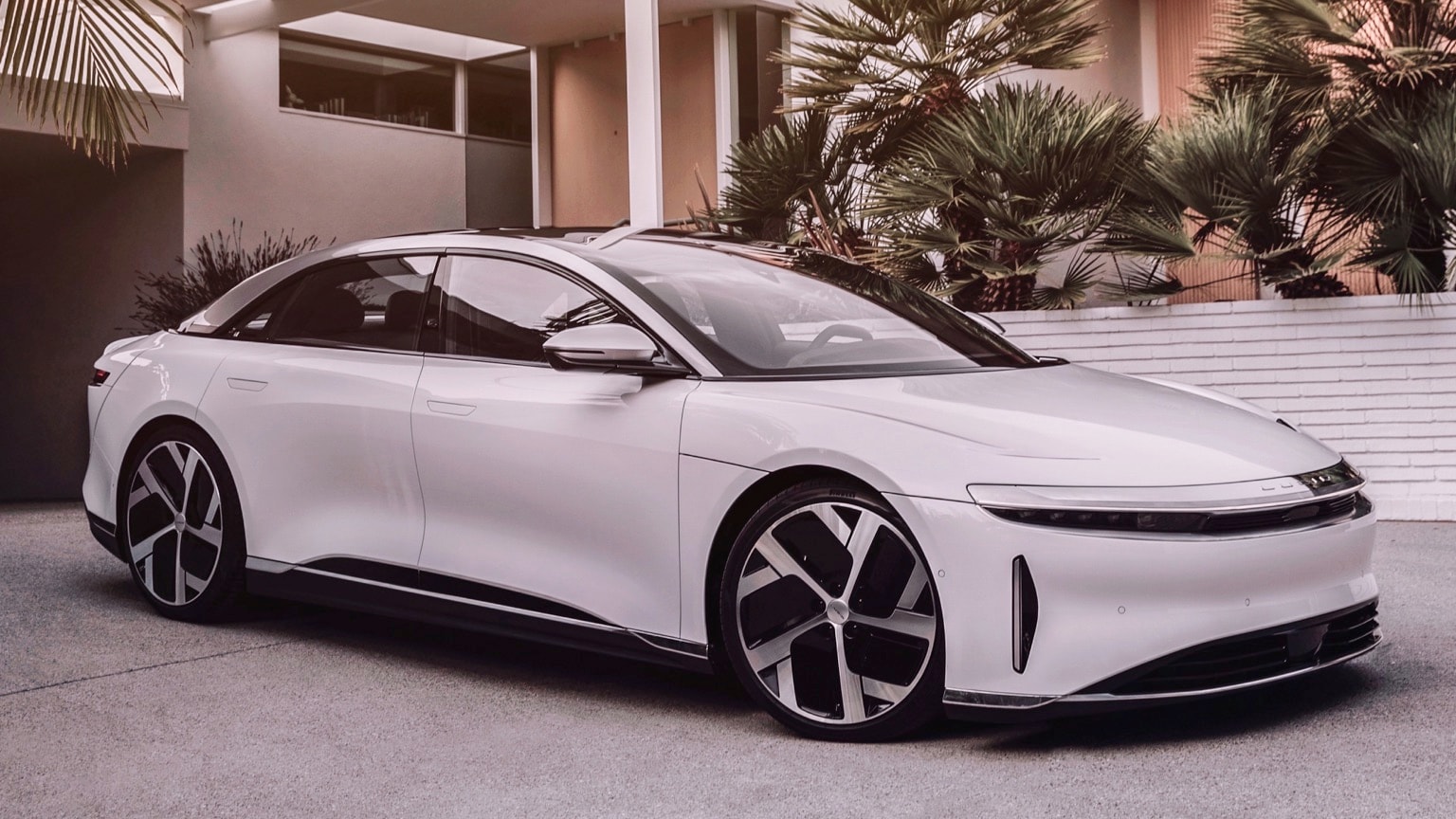une voiture blanche garée devant un bâtiment
