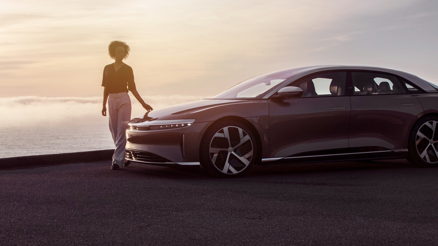 une femme à côté d'une voiture
