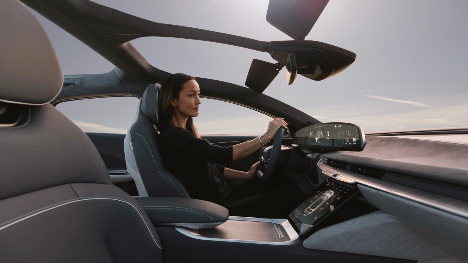 une femme conduisant une voiture