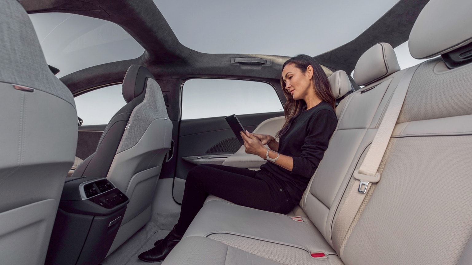 une femme assise sur le siège arrière d'une voiture