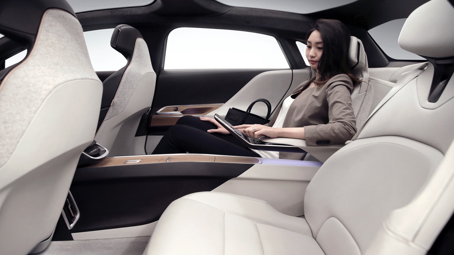 une femme assise dans une voiture